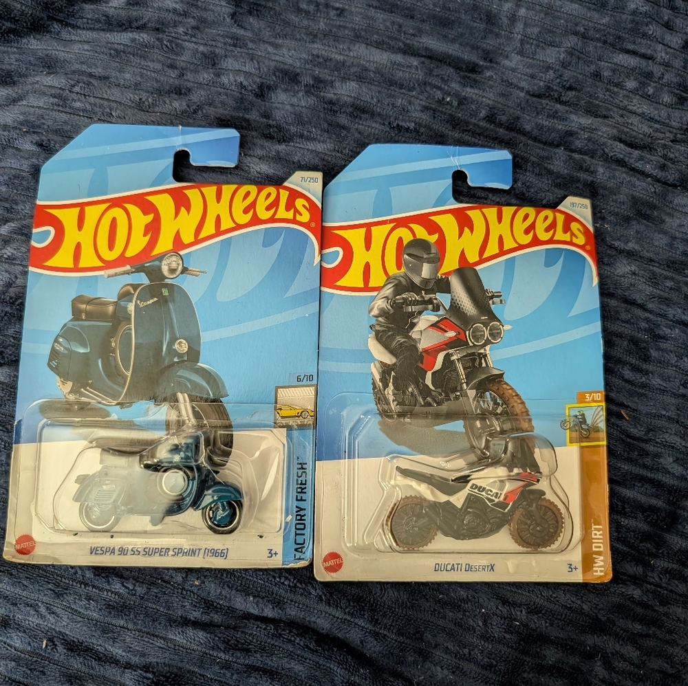 New 2 Piece Hot Wheels Bundle